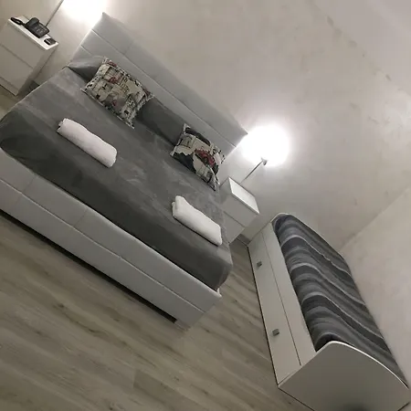 Alojamento de Acomodação e Pequeno-almoço Etnea Palace